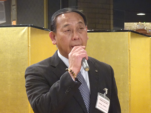 あいさつする赤堀理事長